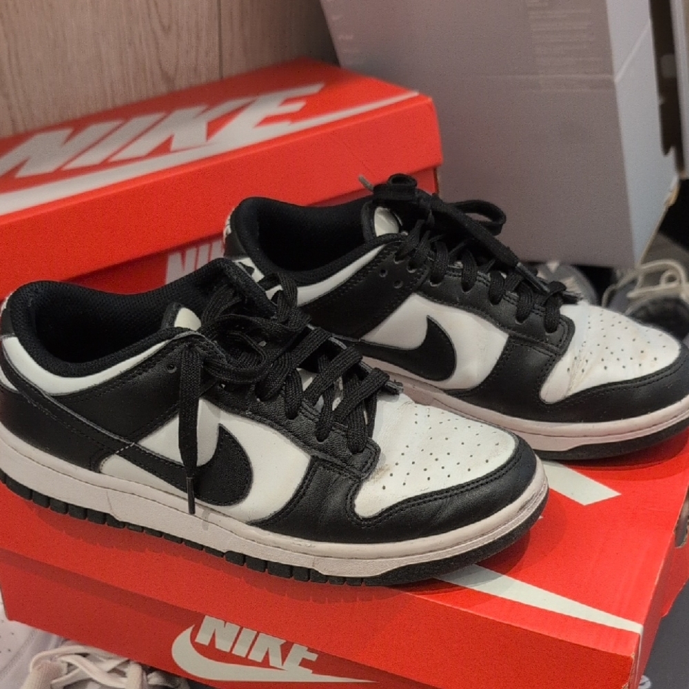 Nike Men's Black and White Low-Top Sneakers